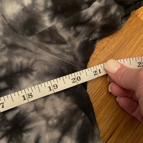 Vans GUC Women’s Tie-Dye Boxy Cropped Crewneck - Picture 8 of 8